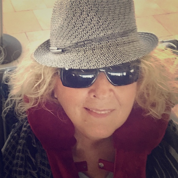 Meet your Posher, Janet - Picture 1 of 2
